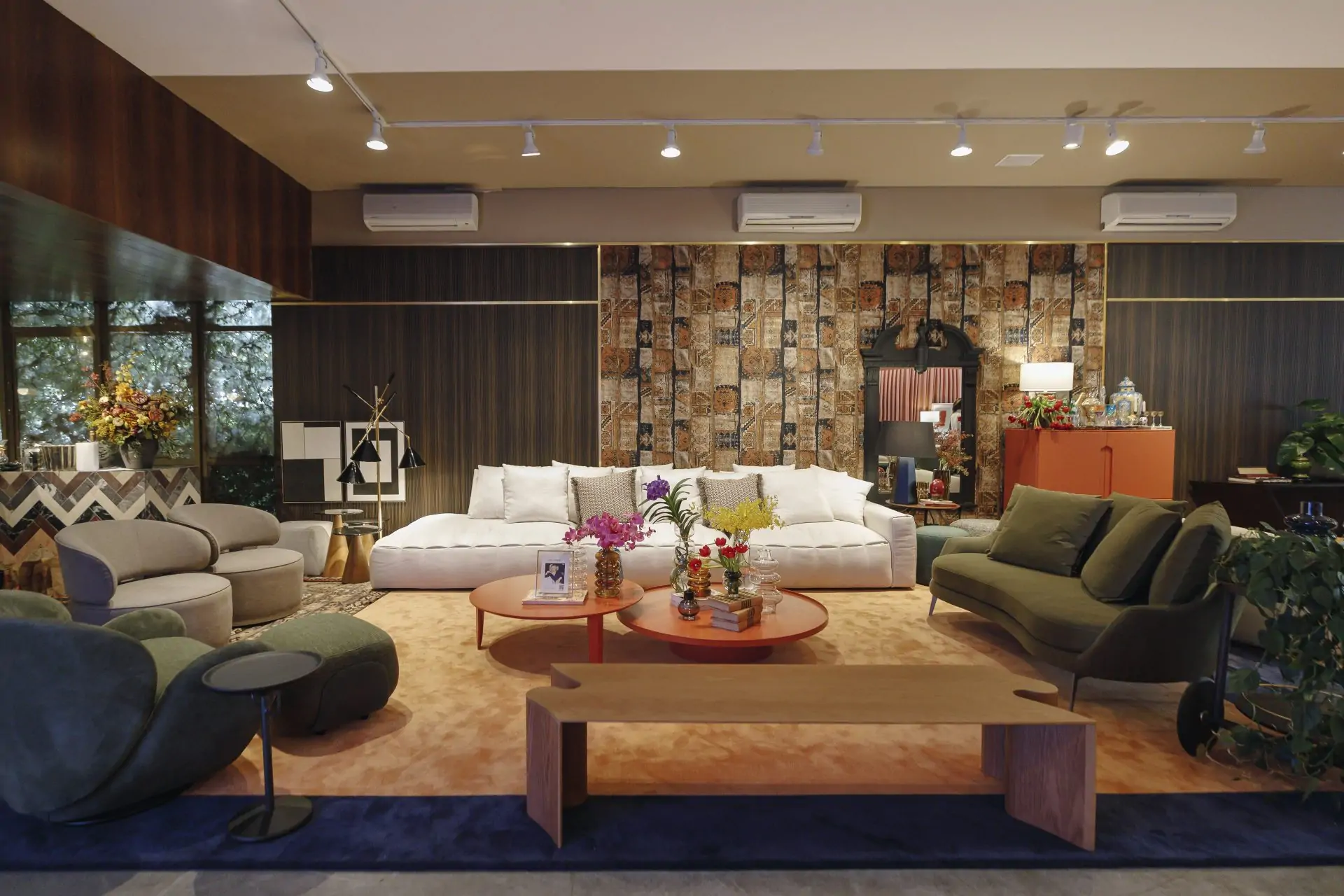 Conforto e mix de texturas guiam ambiente composto com mobiliário Century