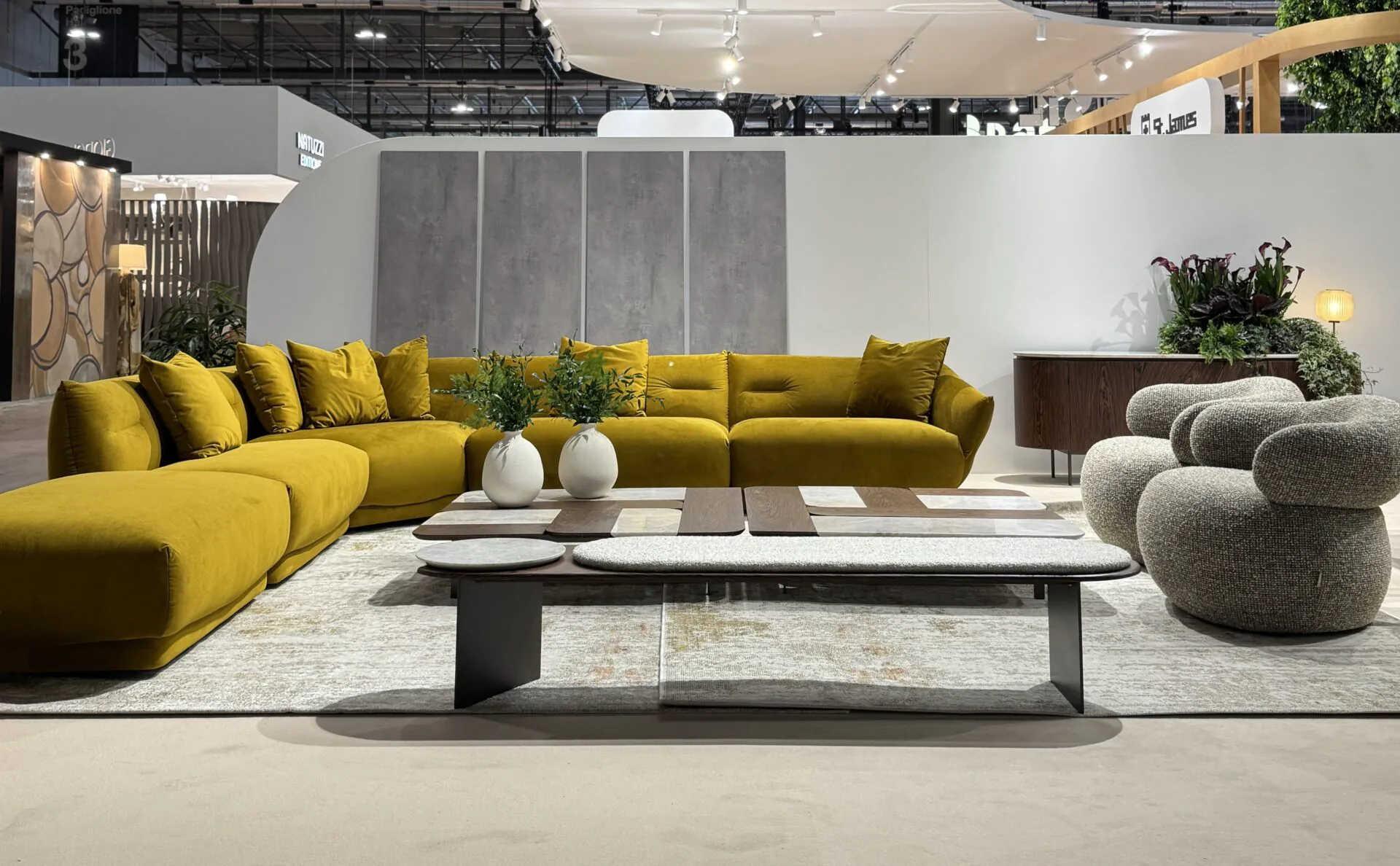 Tendências do iSaloni 2025: formas orgânicas, cores vibrantes e design com propósito