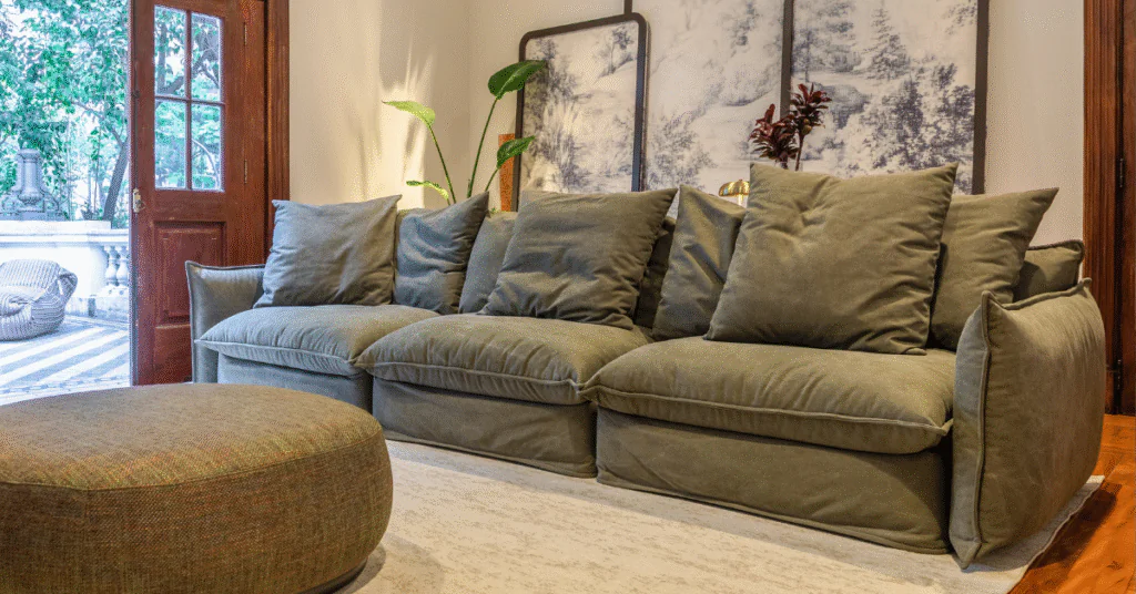 Sofá verde confortável em uma sala de estar elegante
