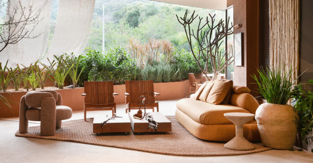 casa aconchegante: sala de estar com poltrona abaco e sofá elliot by century brazil em tons terrosos