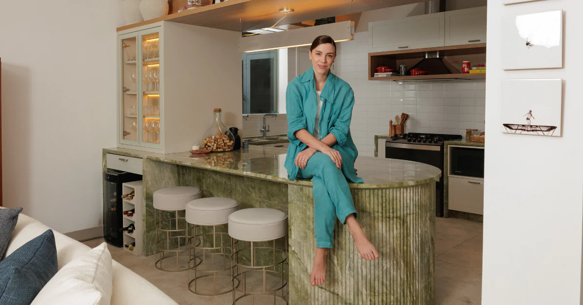 O refúgio de Alice Wegmann no Rio de Janeiro: leveza, arte e mobiliário Century 3 Na cozinha da atriz Alice Wegmann, as banquetas Romano da Century harmonizam com a bancada verde.